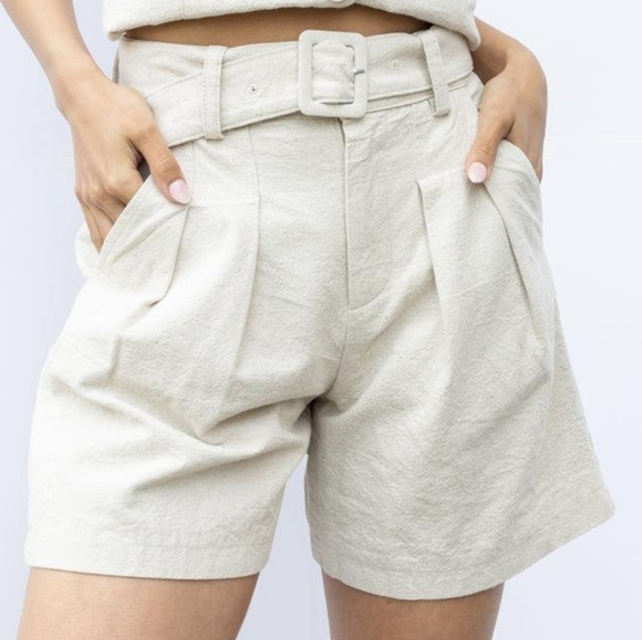 New Blank NYC Shelly Cream Belted Shorts. - Picture 8 of 8